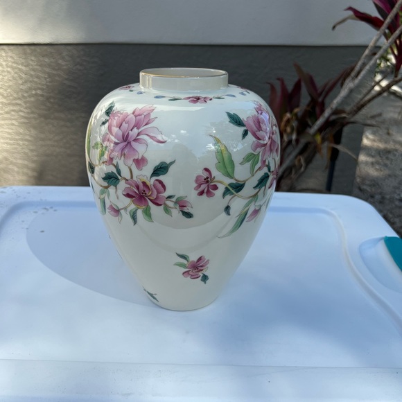 Beautiful Lenox Large Ginger Jar, Barrington Collection. Cream with floral print - Picture 5 of 5